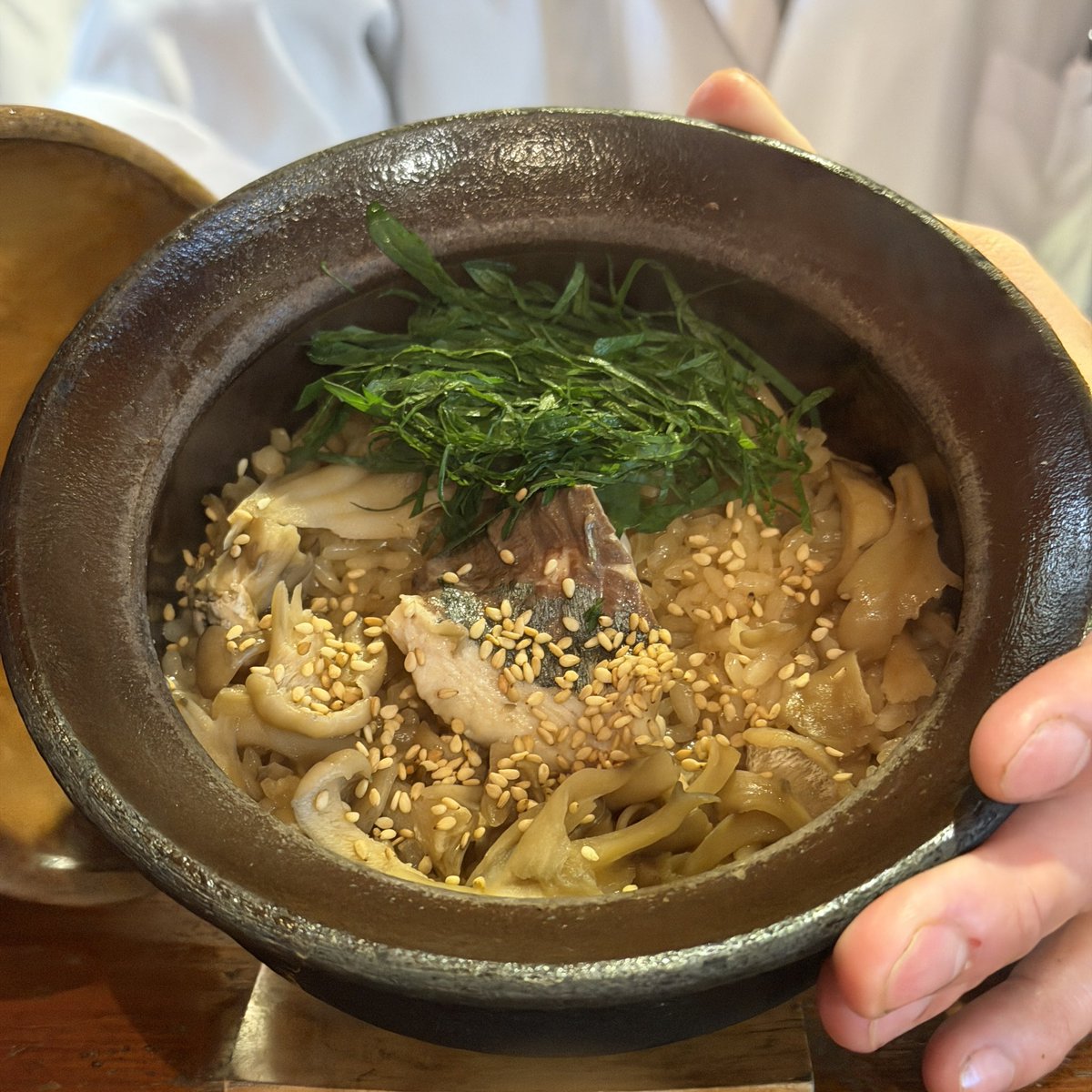 NakanoPyonsuke's tweet photo. 〆は土鍋ごはん。しまあじと舞茸。めちゃくちゃ美味し。 https://t.co/MXuNvVA2Yj