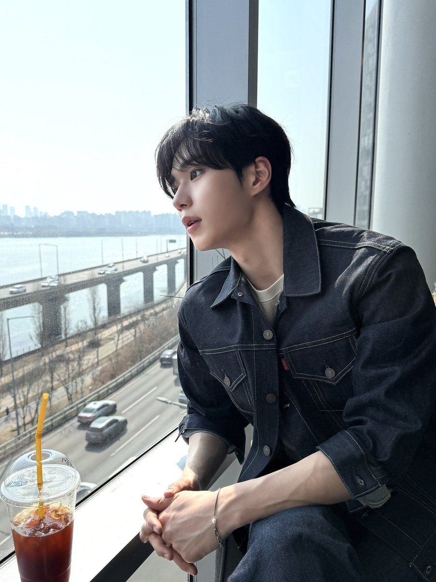 jkunseo's tweet photo. 오늘의 쭌 was simply consisting of absolutely nothing urgent except sitting by this bright window, watching the river catch the sunlight, observing traffic cross the bridge like a never-ending parade, admiring the skyline, and making sure my iced drink never gets lonely. https://t.co/IeapME3uNB