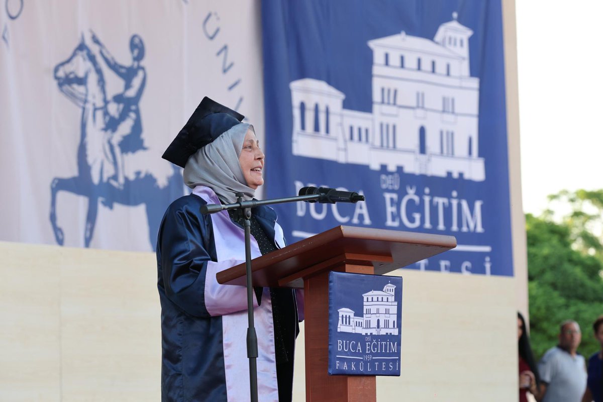 DEU_EgitimF's tweet photo. Scrap grubu konseri ve saygı duruşunun ardından, Müzik Eğitimi ABD Korosu eşliğinde söylenen İstiklal Marşı ve Öğretmen Marşı ile devam eden törenimizde; Fakülte Birincimiz Nadide Taş, Dek. Prof. Dr. Sibel Yeşildere İmre ve Rektör Yrd. Prof. Dr. Hamdi Şükür Kılıç konuşma yaptı. https://t.co/8S3Dn6fg42
