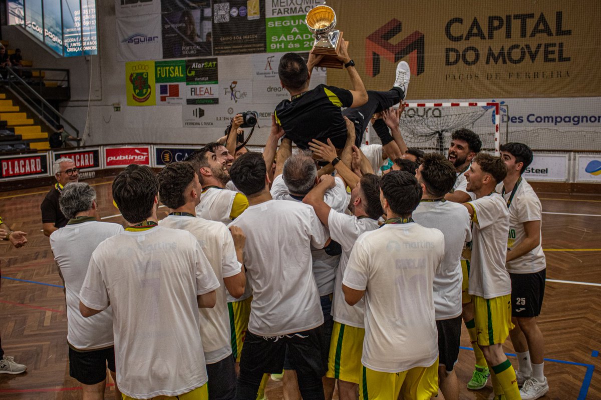 fcpf's tweet photo. Inesquecível! 🏆✨️

O fecho perfeito de uma época de grande trabalho e esforço de todos. 💛

#DefendeOAmarelo #FutsalFCPF https://t.co/53zmVW6P3W