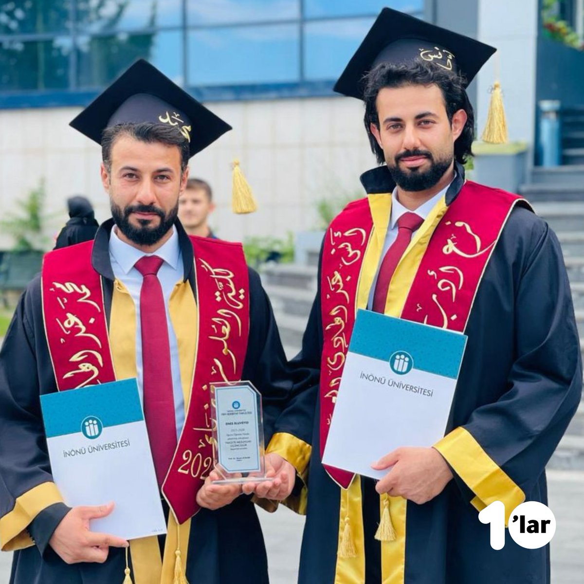10larMedya's tweet photo. Suriyeli iki kardeş, İnönü Üniversitesi mezuniyet törenine damga vurdu ! 

Fen-Edebiyat Fakültesi Fizik Bölümü öğrencisi Muhammed El Uveyid, bölüm, fakülte ve üniversite birincisi olarak mezun oldu.

Kardeşi Enes El Uveyid ise Batı Dilleri ve Edebiyatları Bölümü İngiliz Dili ve Edebiyatı Programı’nda bölüm birinciliği elde ederken, fakülte genelinde üçüncü sırada yer aldı.

Tebrikler Muhammed ve Enes ! 🎓👏