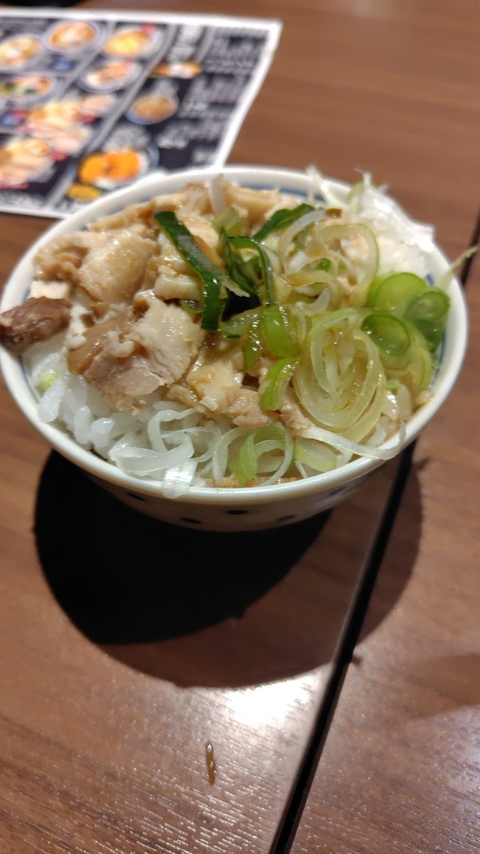 TIM50469285's tweet photo. 「新潟雪国ラーメンなおじ　滑川店」
New店長に会ってきた❗️

煮干まぜそば
想像以上に美味しかった😋
・煮干強過ぎない
・いい意味でコッテリ
・岩のり絡んでいい

チャーシュー丼
味が均一だったら完璧
熱が逃げ出さないほど、ギッシリ詰まってる米が嬉しい🤗
#なおじ　#滑川　#ラーメン https://t.co/zWZmDyCUSx