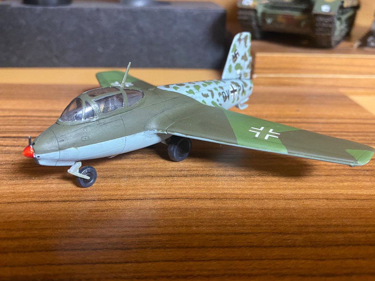tankman_heidie's tweet photo. ミクロミール 1/72 Me263 V1

ウクライナのヤバメーカーのひとつ、ミクロミールに初挑戦！機体が小さいのもあって短時間で完成させる事が出来ましたが、コクピットを収める為にモナカ胴体の干渉部は削り、目立つ合わせ目を瞬間接着剤で埋めるなどやる所はやらねばなりません。

#ロケミサ乱舞 
#完成 https://t.co/Je3KnSqC36