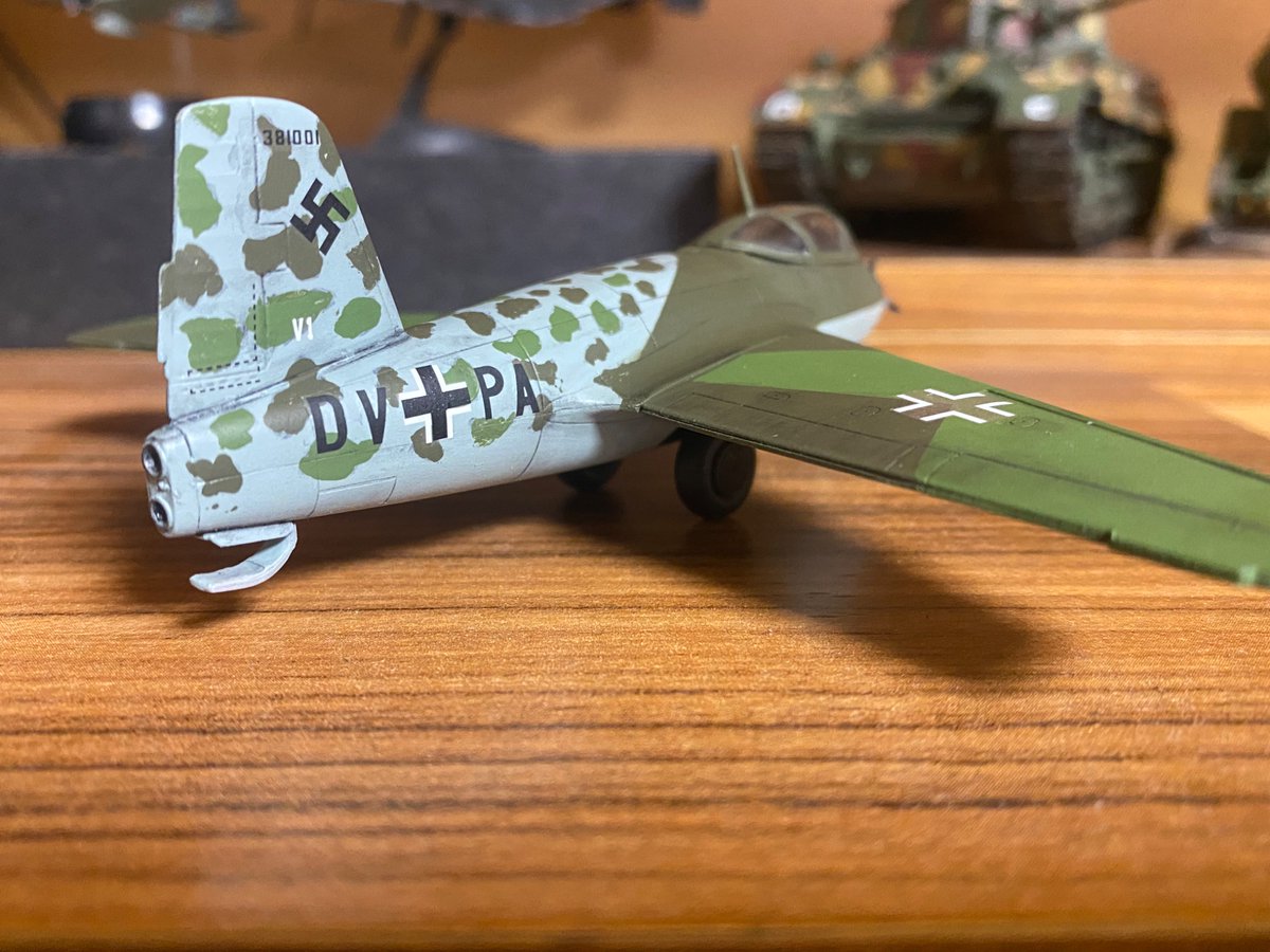 tankman_heidie's tweet photo. ミクロミール 1/72 Me263 V1

ウクライナのヤバメーカーのひとつ、ミクロミールに初挑戦！機体が小さいのもあって短時間で完成させる事が出来ましたが、コクピットを収める為にモナカ胴体の干渉部は削り、目立つ合わせ目を瞬間接着剤で埋めるなどやる所はやらねばなりません。

#ロケミサ乱舞 
#完成 https://t.co/Je3KnSqC36