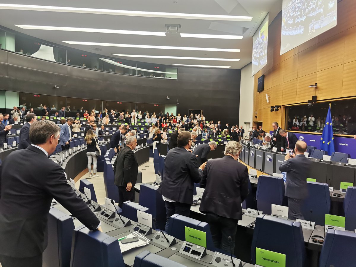 KrzysztofLisek's tweet photo. Owacją na stojąca @EPPGroup powitała @poczobut w @Europarl_PL w Strasburgu. Jestem pewien że będzie więcej wspaniałych chwil w tym tygodniu. https://t.co/sYlT7YnFk3