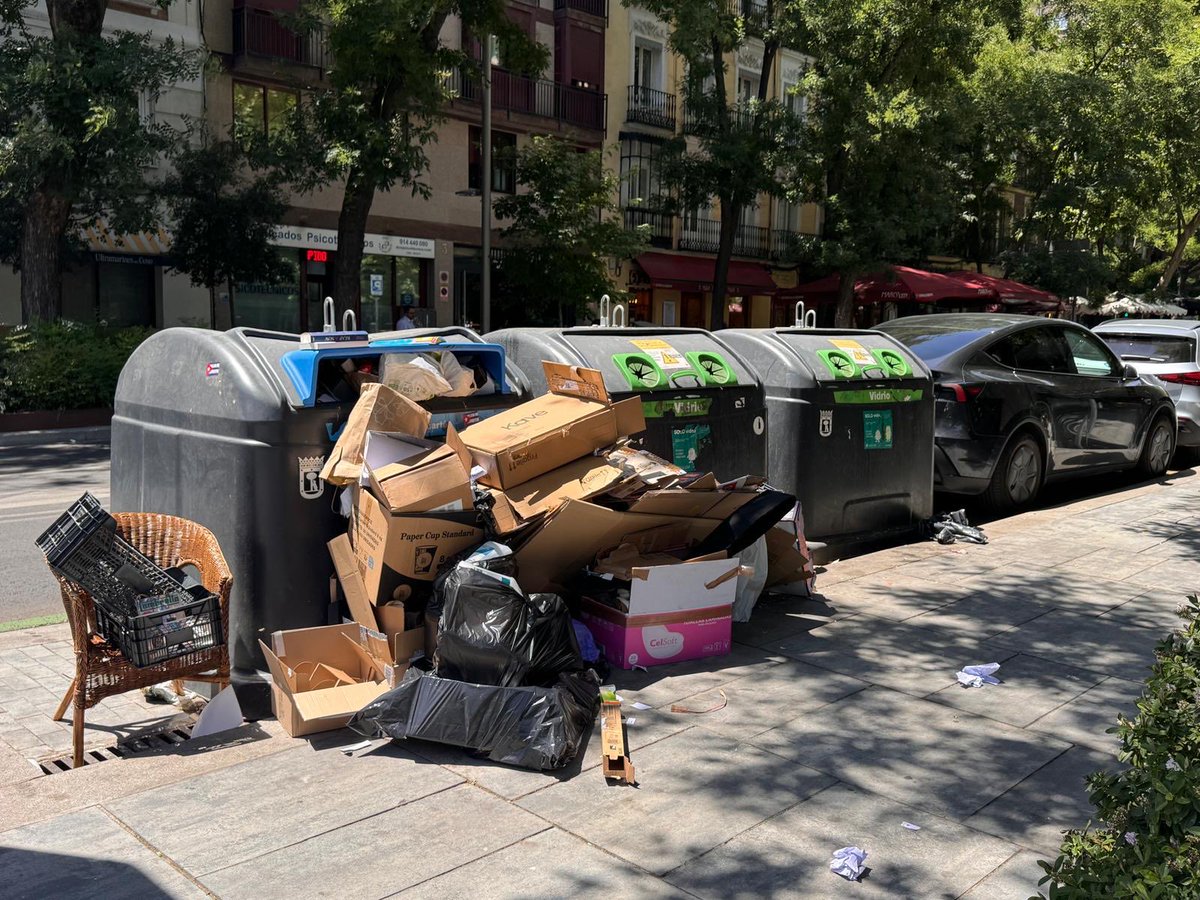 MarotoReyes's tweet photo. Almeida anunció un “plan de choque” para limpiar Madrid. La realidad: las quejas vecinales por suciedad han aumentado un 40% entre enero y mayo de 2026.

Haz una foto de cómo está tu barrio y compártela. Vamos a enseñar el Madrid real que Almeida no quiere ver. https://t.co/cKb69e4l07