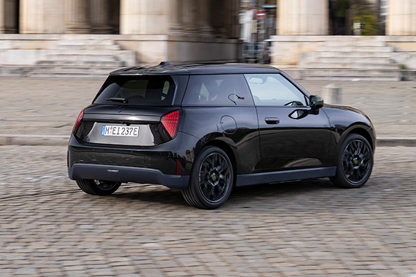 Negocio_Motor's tweet photo. ¡Llegaron los MINI Paul Smith Edition a México! Descubre edición especial del MINI Cooper SE eléctrico y el MINI Cooper S 3 puertas con detalles exclusivos inspirados en el estilo del diseñador https://t.co/PecMHdH5iR
#MINI #PaulSmith #Autos #MovilidadEléctrica #EstiloBritánico https://t.co/lKHe9BJnpq
