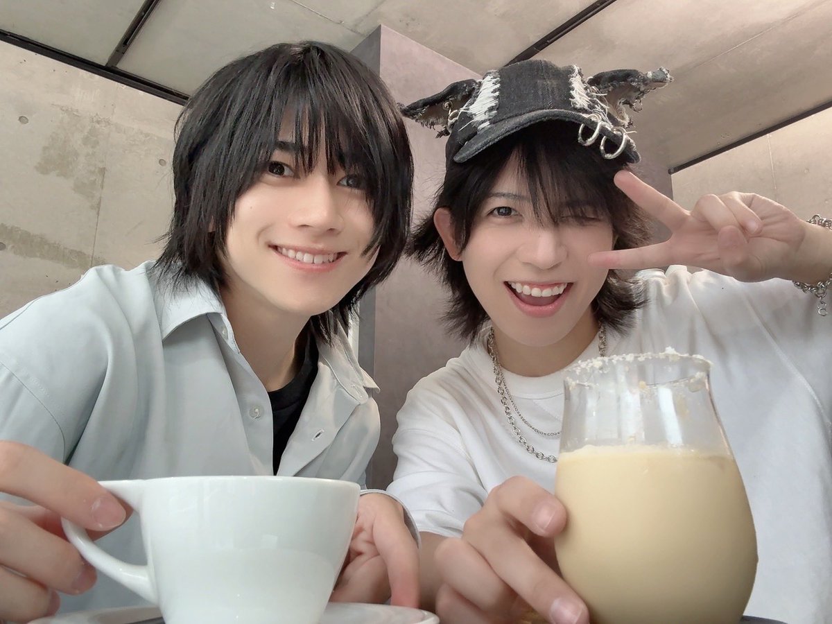 yamanaka_twins's tweet photo. #舞台タイドリ2026
小屋入りキャストは休み✨

いおに誘われてカフェに行きました☕️
店内にワンちゃんがいて
3匹(？)で戯れてきた🐕🦴笑

今作からの人間チーム🧑‍🧑‍🧒カラスチーム🐦‍⬛
新キャラたち全員、素敵です^^

🆕なーなちゃん丁寧で良い子だった✨
天ちゃん塩ちゃんは終始笑顔🤣👍🏻

【健太】 https://t.co/aydrq8dTio