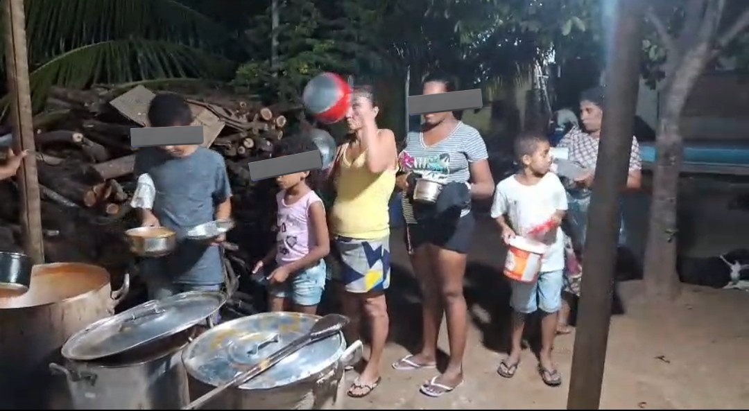 adrianaramossi's tweet photo. Os últimos da fila no dia de ontem🙏
A fome nao tira ferias por isso a luta por essa ação é diária, ainda mais nesse frio que ta fazendo, uma sopa quente para quem está em situação de vulnerabilidade é uma ajuda importante.
Doe ingredientes e doe agasalhos 
Sua ajuda garante que a sopa não falte para todos que chegam na fila 
Pix adriana.rc.drikaa@gmail.com