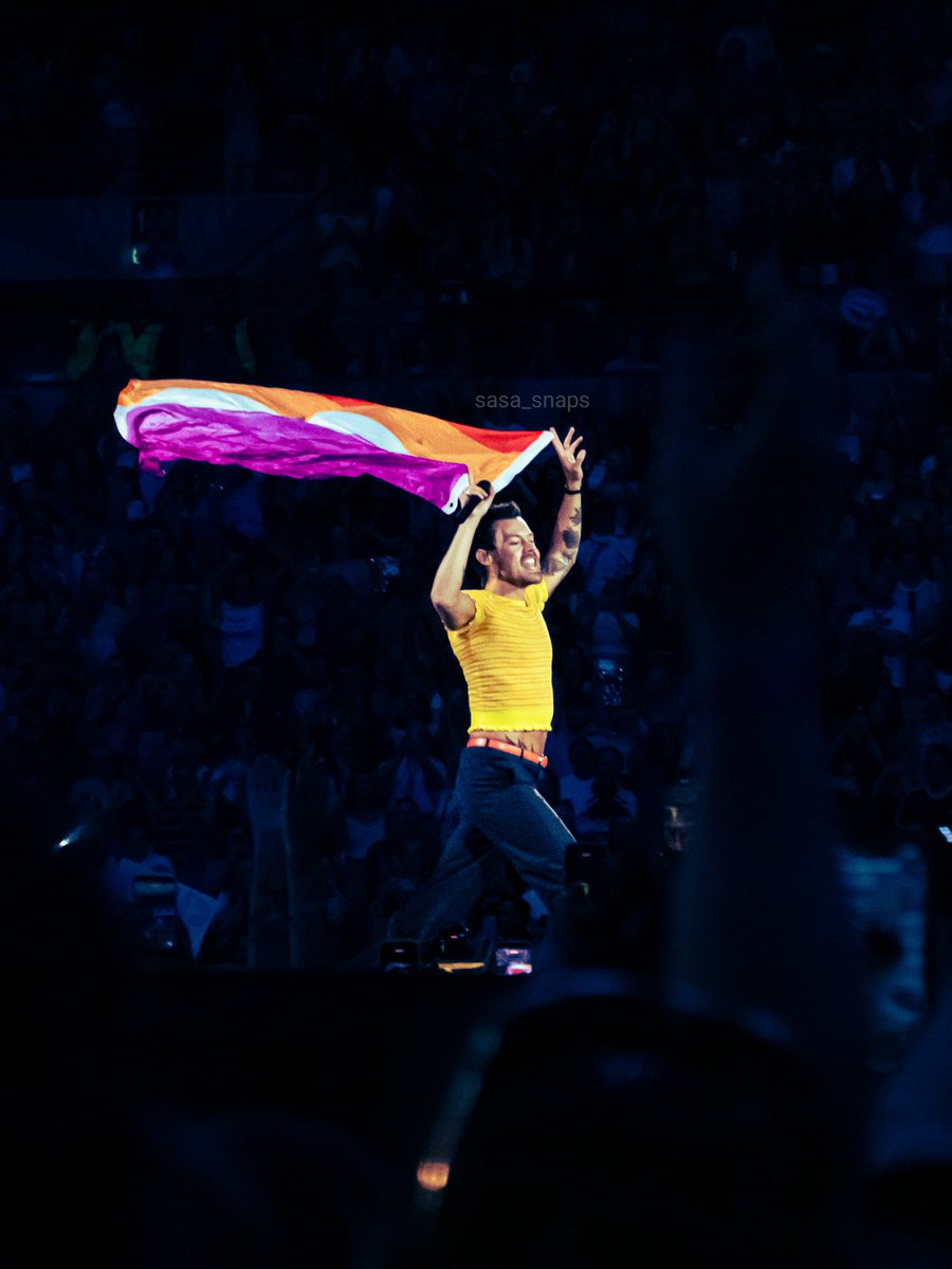 sasa_snaps's tweet photo. Harry running with the lesbian flag 

#TTLondonN2 #TogetherInLondonN2 #TogetherTogetherLondonN2 #TogetherTogetherLondon
#TogetherTogether https://t.co/f6biRFuQ6l