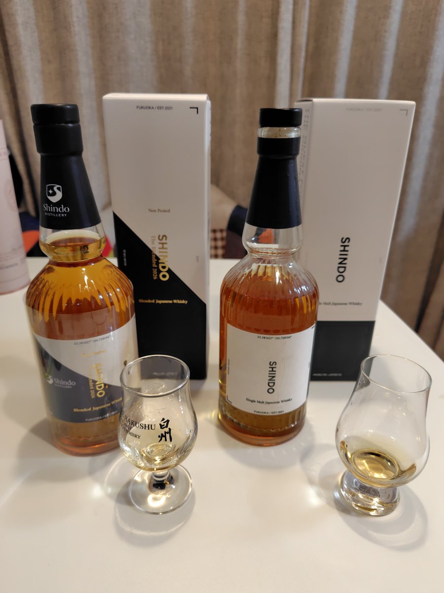 ASFTETSU's tweet photo. やはり飲み比べでテイスティング😎
ブレンデッドは新道のニュアンスであるミルキーな感じは感じられるが、グレーンの後味の苦味も感じられるかも。。
シングルモルトの方は安定で美味しかったかな😎
ハイボールなら化けるかな？？ https://t.co/Mo5FS5wesI