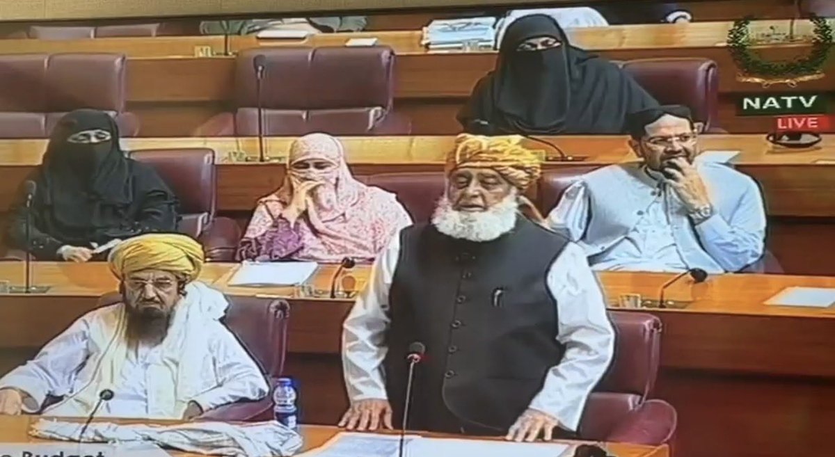 iihtishamm's tweet photo. Maulana Fazl-ur-Rehman said that if national tension is linked to one person, then Imran Khan should be released. He added that he cannot speak against an opposition leader who is in jail with “hands and feet bound.” https://t.co/4I5q08opeJ