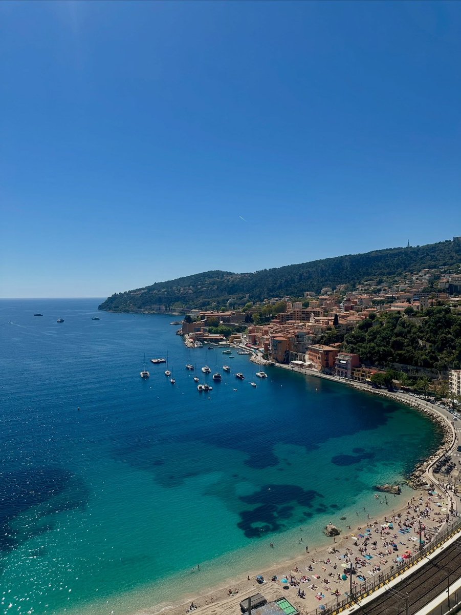 YoudBeMeganLess's tweet photo. Récap d’un mois d’avril qui a voyagé entre deux mondes... 🌎

De la Jamaïque à Cannes, un mois baigné de soleil et de belles énergies.

Des plages de Negril à celles de Nice, en passant
par des moments uniques :
l’inauguration de la nouvelle collection
Longchamp à la sortie de… https://t.co/Y7i7rv3YDG