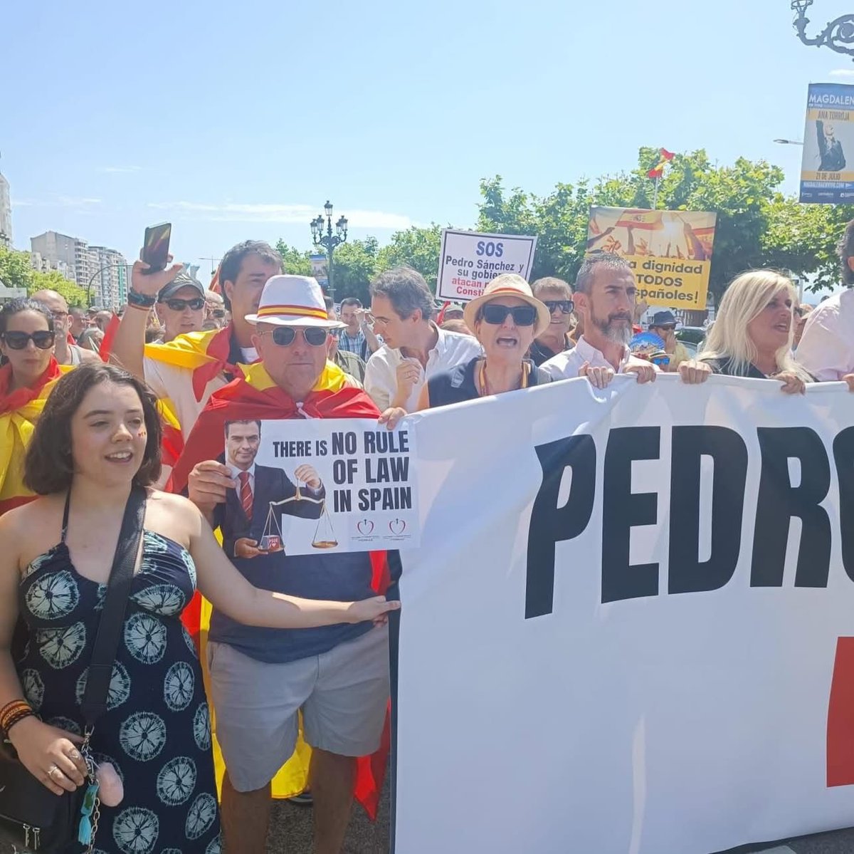 francano_'s tweet photo. La presidenta del @CEUCunican este domingo ha decidido manifestarse exigiendo la dimisión de Pedro Sánchez en Santander. En vez de reivindicar las necesidades del estudiantado, no pocas, prefiere cantar proclamas antidemocráticas contra el gobierno de la mayor partida de becas. https://t.co/GML5tC1fvU