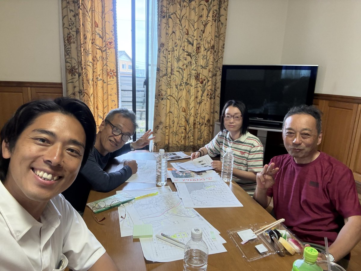 tnedcXzHrBJVQZD's tweet photo. 昨日は安芸市ポスティングイベント2日目。

党員さん達はポスティングを行い、私は安芸市内の挨拶回りを行いました。

午後の挨拶回りで顔なじみのお店にお伺いすると、偶然、全日本大学野球選手権決勝戦「9回裏ノーアウト一・二塁」という超緊迫した場面に出くわしました。

決勝戦の組み合わせは関西大学VS慶応大学。

関西大学は60年以上、毎年春のキャンプで安芸市に来てくれている地元にとってお馴染みの大学ですので、ご挨拶もそこそこに店主とテレビにかぶりつき。

54年ぶりとなる関西大学の優勝を見届けることができました。

関西大学の学生さんは毎年、朝のご挨拶の時にちょうど私が立っている交差点を通って気持ちの良い挨拶を返してくれるので、今回の日本一は我が事のように嬉しくなりました。

関西大学野球部のみなさん、本当におめでとうございます🎉

#参政党
#金城みきひろ
#関西大学