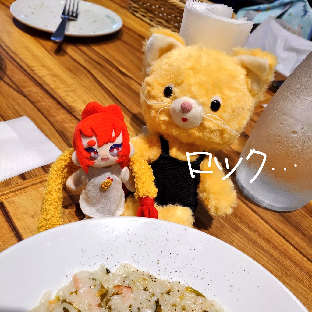 Fuuuuu_ji_'s tweet photo. 新人に狙われるキャッツ（赤い髪の子です）

前回お迎えした時も相互さんとこういう遊びしてたんですが、またできて嬉しい笑　首が動くと楽しいですね

#てのひらキグルミ https://t.co/dzgxnz2Q6n