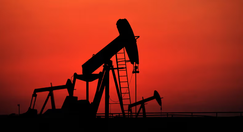 BusInsiderSSA's tweet photo. Egypt🇪🇬 has significantly boosted oil production in its Western Desert, increasing output by almost 12,000 barrels per day recently.

Partnerships with companies like Apache Corporation and Agiba Petroleum have increased daily outputs, with Khalda Petroleum raising production by over 10,000 barrels per day.

The use of advanced technologies, such as AI and aerial surveys, has contributed to improved efficiency and resource mapping.

Egypt🇪🇬 plans to drill 100 new exploratory wells by 2026, aiming to further increase reserves, bolster long-term energy security, and maintain its role as a leading regional producer.