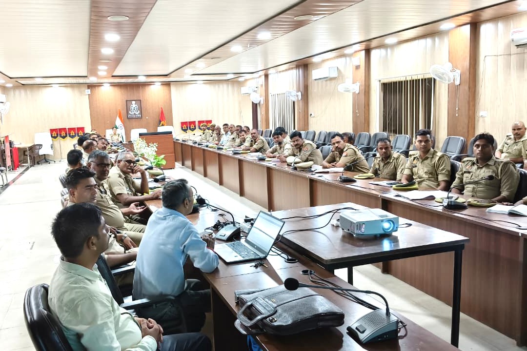 mirzapurpolice's tweet photo. #SP_Mirzapur #अपर्णा_रजत_कौशिक के निर्देशन में #CO_Traffic गायत्री यादव व नितिन श्रीवास्तव (रोल आउट मैनेजर-NIC) द्वारा सभी थानों के उप निरी0/CCTNS कर्मियों को दुर्घटनाओं के अभियोगों i-Rad/e-Dar App में फीडिंग करने व घायलों का PM राहत कोष विक्टम आईडी जनरेशन का प्रशिक्षण दी गयी । https://t.co/qvbfNKHMnG