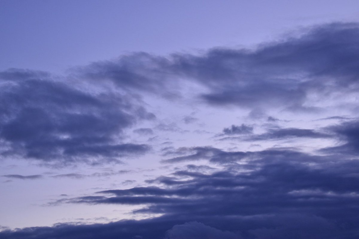 __ym_yssiht_dk_'s tweet photo. ⋆
こんばんは💭20℃

新月🌑の夕空

久しぶりにいつもの場所へ 
夕暮れの風に吹かれる時間て
やっぱりいいな🍃

金星がチラッと輝いて
雲に飲み込まれていきました

なかなか月も星も観えないけれど
梅雨時の紫陽花に癒されながら❁⃘
今週も無理なく
お疲れさまஐ

 #夕空  #夕暮れ https://t.co/ysgjCiim2M