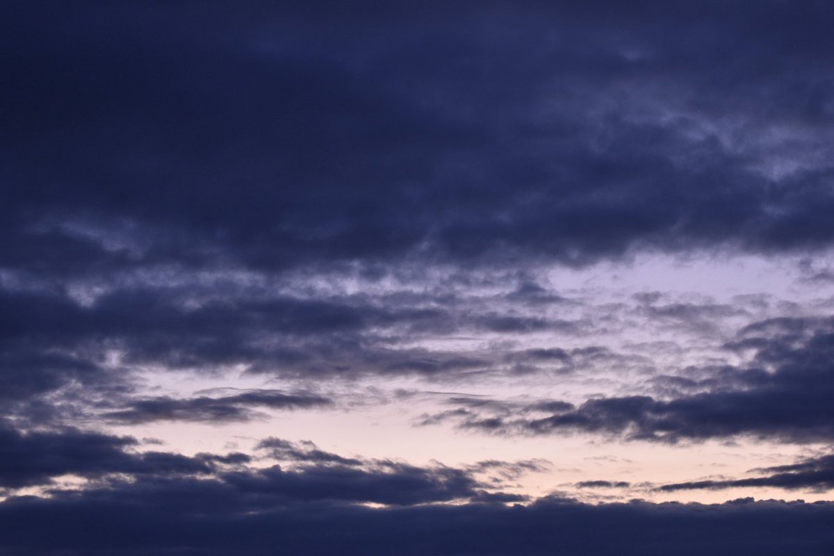 __ym_yssiht_dk_'s tweet photo. ⋆
こんばんは💭20℃

新月🌑の夕空

久しぶりにいつもの場所へ 
夕暮れの風に吹かれる時間て
やっぱりいいな🍃

金星がチラッと輝いて
雲に飲み込まれていきました

なかなか月も星も観えないけれど
梅雨時の紫陽花に癒されながら❁⃘
今週も無理なく
お疲れさまஐ

 #夕空  #夕暮れ https://t.co/ysgjCiim2M