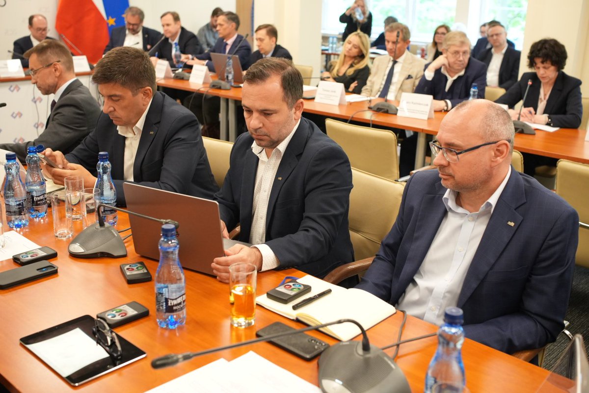 DudaSolidarnosc's tweet photo. ✌️ Posiedzenie plenarne Rady Dialogu Społecznego. Rozmawiamy o budżecie i propozycjach wzrostu minimalnego wynagrodzenia, rent i emerytur, a także płac w sferze budżetowej. https://t.co/S6gj79AW55