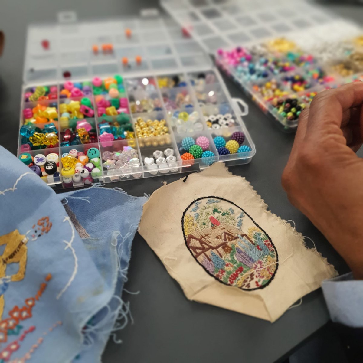 WoolwichLibrary's tweet photo. We hosted a Meet ‘N’ Make session with the Makers Nook at #WoolwichLibrary last week! Join the fun on Thursdays at 10.30am-12.30pm, using different colours and materials to get creative 🎨 Meet new people and unlock your creative joy ✨ #LoveYourLibrary https://t.co/Mw9MA6Lec5