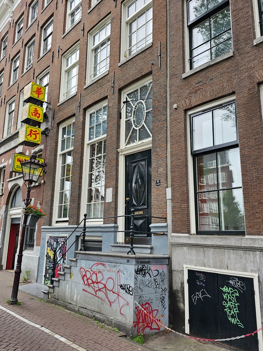 DejanVukos40959's tweet photo. Vandalisme op de Geldersekade in Amsterdam. Schande voor iedereen die historische 300-400 jaar oude gebouwen beklad in de mooiste stad ter wereld. https://t.co/kx6ftGDSEh