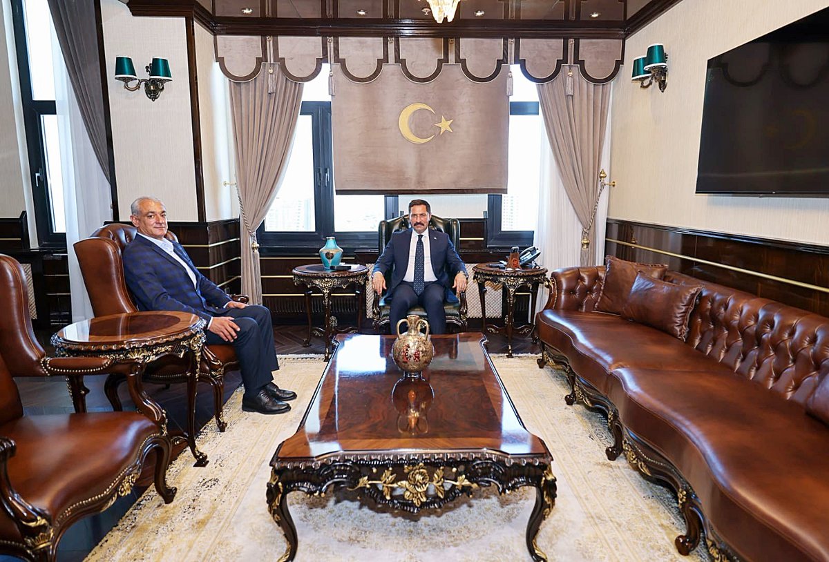 RecepCayl's tweet photo. Hatay Valisi @MustafaMasatli, gazetemiz imtiyaz sahibi gazeteci Recep Çaylı’yı makamında ağırlayarak, asrın felaketinin ardından yürütülen büyük ihya, inşa ve imar süreciyle ilgili kritik açıklamalarda bulundu. 
@HatayValiligi

Haber link: https://t.co/cjyt8zRZeQ https://t.co/76Ldoio1ve