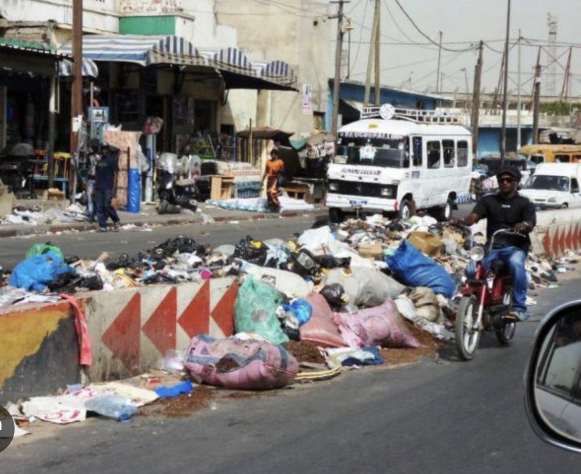 stafioui's tweet photo. @_BeFootball Qu’Ils commencent déjà par construire des routes avec du goudrons et nettoyer leur capital Dakar avant de penser à soulever une coupe ce pays sous développé 😂😂😂😂 https://t.co/DhPjEb0e74
