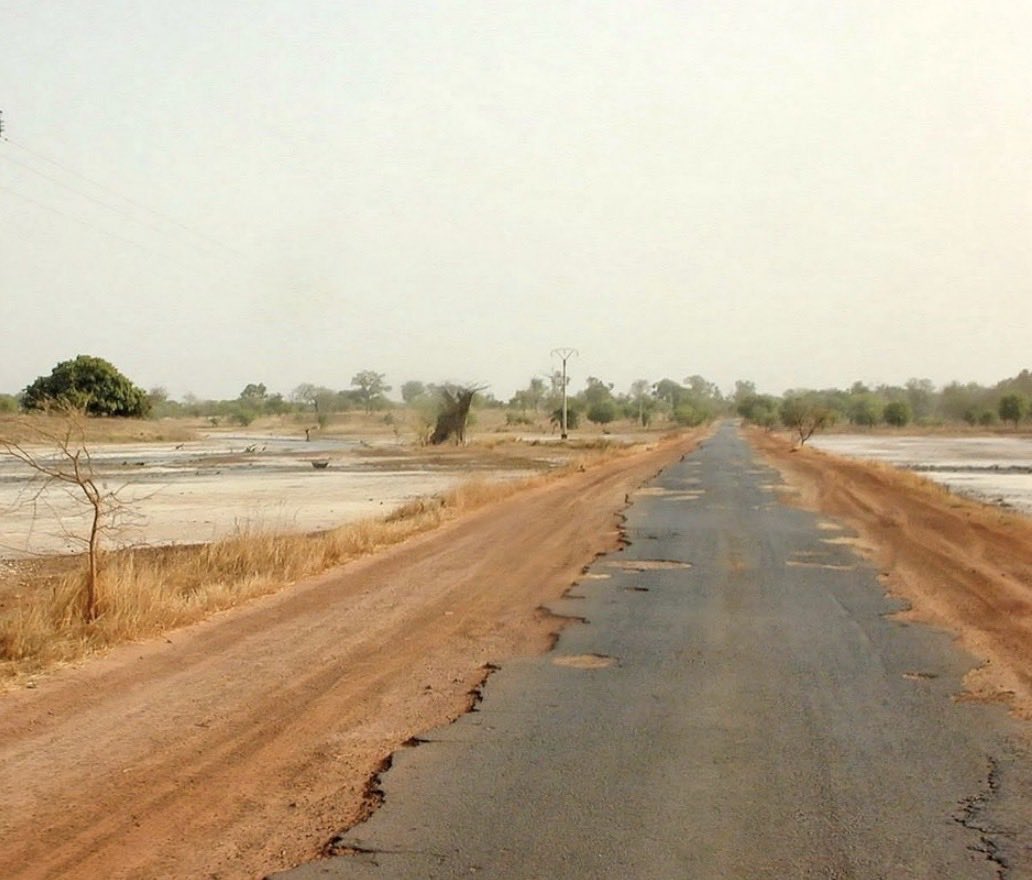 stafioui's tweet photo. @_BeFootball Qu’Ils commencent déjà par construire des routes avec du goudrons et nettoyer leur capital Dakar avant de penser à soulever une coupe ce pays sous développé 😂😂😂😂 https://t.co/DhPjEb0e74