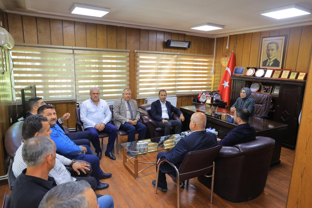 CYAZMAC's tweet photo. Evren Küçük Sanayi Sitesi Yapı Kooperatifi Başkanı Mustafa Arslan ve değerli yönetim kurulunu, AK Parti Karaköprü İlçe Başkanımız Orhan Çelik ve AK Parti İl Başkan Yardımcımız Murat Yetkin Varan, Şanlıurfa Esnaf ve Sanatkârlar Odaları Birliği Başkanımız İsmail Karacabey ile birlikte ziyaret ettik.

Nazik misafirperverlikleri için kendilerine teşekkür ediyor, Evren Küçük Sanayi Sitesi’nin gelişimi ve bölge ekonomisine sağladığı katkılar için çalışmalarında başarılar diliyorum. Sanayicimizin, esnafımızın ve üreticimizin yanında olmaya devam edeceğiz. 🤝🏭

@RTErdogan @Akparti @abuyukgumus @muratvaran63 @avorhancelik @ikaracabey2