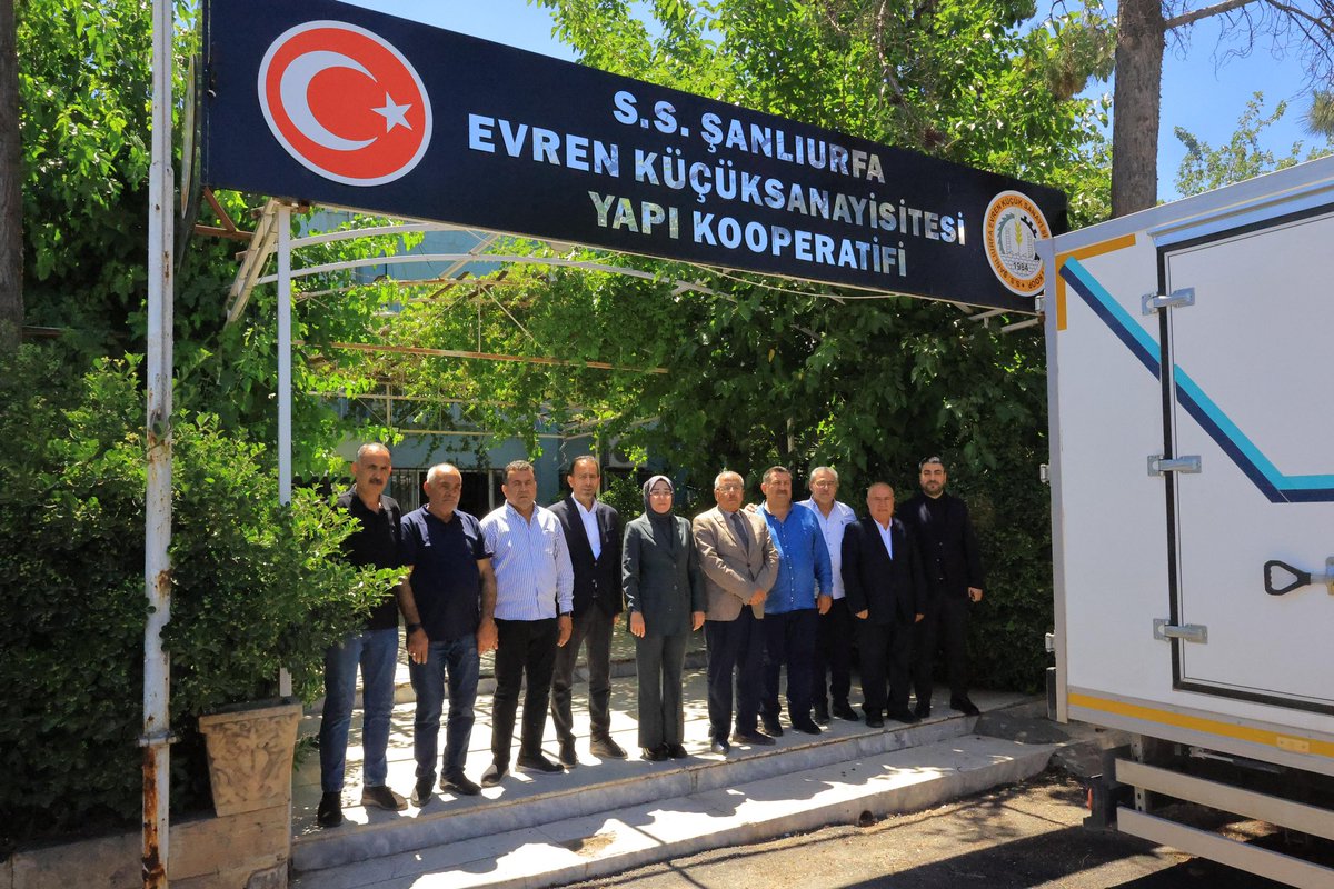 CYAZMAC's tweet photo. Evren Küçük Sanayi Sitesi Yapı Kooperatifi Başkanı Mustafa Arslan ve değerli yönetim kurulunu, AK Parti Karaköprü İlçe Başkanımız Orhan Çelik ve AK Parti İl Başkan Yardımcımız Murat Yetkin Varan, Şanlıurfa Esnaf ve Sanatkârlar Odaları Birliği Başkanımız İsmail Karacabey ile birlikte ziyaret ettik.

Nazik misafirperverlikleri için kendilerine teşekkür ediyor, Evren Küçük Sanayi Sitesi’nin gelişimi ve bölge ekonomisine sağladığı katkılar için çalışmalarında başarılar diliyorum. Sanayicimizin, esnafımızın ve üreticimizin yanında olmaya devam edeceğiz. 🤝🏭

@RTErdogan @Akparti @abuyukgumus @muratvaran63 @avorhancelik @ikaracabey2