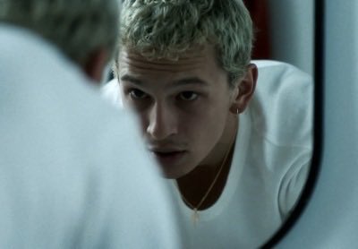 tilux7i's tweet photo. شفت أول حلقة وحقيقي محتواها عبارة عن مشاهد Sex/Nudity وحرفيًا ما أذكر إلا مشهد واحد قدر يتكلم فيه طبيعي ولكن مع كل ذا لين الحين عندي أمل بالحلقات الجايه تكون اقوى ومتحمسه كثير لشخصية فيليب كيف راح يتغير بعد وفاة اخته والتغيير اللي بيصير معه كيف راح يتغير عالمه بالكامل وكيف يصير يتحمل هالمسؤولية الكبيرة بحجم انو يربي بنت اخته !!! ويقدر يعيش لنفسه ويعطي مشاعره حقها ويعيش للطفله اللي عنده وكيف راح يواجه مجتمع أصلًا مو مستوعب فكرة إنو رجل مثلي يربي طفلة!!! اتمنى يقدرون يركزون على هذي النقطة ويعطونها حقها صدق بيطلع لنا سيناريو قوي بشكل🥶🥶🥶I can’t wait