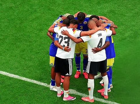 OFuraRedes's tweet photo. - Coreanos a serem lançados ao ar por Mexicanos
- Japoneses a serem lançados ao ar por neerlandeses
- Jogadores do Curação e Alemanha a partilhar uma oração depois de 90 minutos
- Adeptos do Canadá e Bósnia em alegre e espontânea confraternização 

Longe das FOX News e CMTVs e das redes sociais com algoritmos feitos para dar destaque ao embate dos extremos somos isto: irmãos.

Claro que há sempre problemas mas temos muito mais em comum do que os bandalhos nacionalistas e/ou de extrema-direita nos querem fazer achar.

E o Mundial mostra, a cada dia, a cada embate entre antípodas, que somos em primeiro lugar seres que nascem com disposição para a empatia entre humanos.

É o melhor evento deste planeta 😍