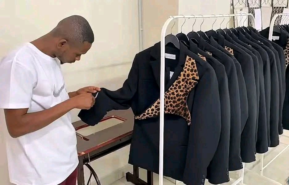 mulikuza_jordan's tweet photo. ‼️🔴‼️🇨🇩 Les tenues des Léopards ont été conçues localement par un groupe de jeunes couturiers congolais, piloté par un jeune styliste congolais à travers sa marque de vêtements. 🐆👏🏽 https://t.co/HCksUxt71z