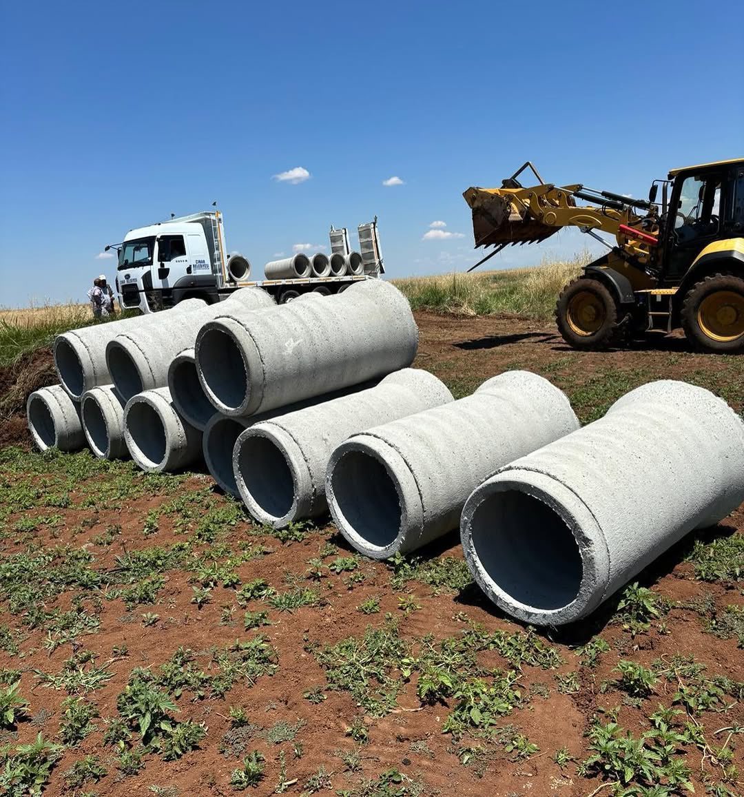 semra_akyuzz's tweet photo. 📍Çınar Belediyesi ekiplerinin su geçişleri ve su tahliyesi için kırsal mahallelerde başlattığı beton boru döşeme çalışmasını sürdürüyor. 

📌🗒️Çınar Belediyesi Fen İşleri Müdürlüğünün kırsal mahallelerde sulama ve su tahliyeleri için başlattığı beton boru döşeme devam ediyor. Sulama nedeniyle mahallilerin açtığı su arklarının yollarda oluşturacağı olası hasarın önlemesi amacıyla başlatılan çalışma kapsamında Selman kırsal mahalleleri arasında 600’lük beton su boruları döşemelerini tamamladı. 

📍TÎmên Şaredariya Xana Axparê, xebatên danîna lûleyên betonê yên ku ji bo derbasbûn û tehliyeya avê li taxên gundewar dabûn destpêkirin, didomînin. 

📌🗒️Gerînendetiya karûbarên Fenê ya Şaredariya me, ji bo pêşîgirtina li zirarên dibe ku erxên avdanê bidin riyan, li ser xeta di navbera taxên gundewar Selmane de lûleyên betonê yên 600’î bi cih kirin.

#çinarbelediyesi #demcinar