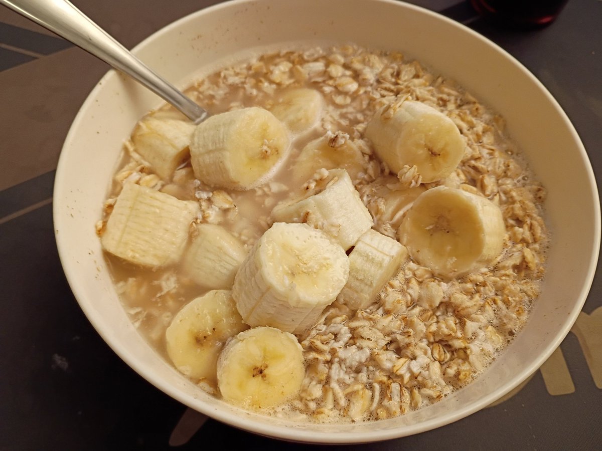 Cake_Kee_'s tweet photo. Good morning 😴💤🥱 .
Oatmeal with banana 🍌
And coffee .
. It's about 4:18 am now in Arizona
#arizonamorning
#nativelife https://t.co/BAnXOsN0CK