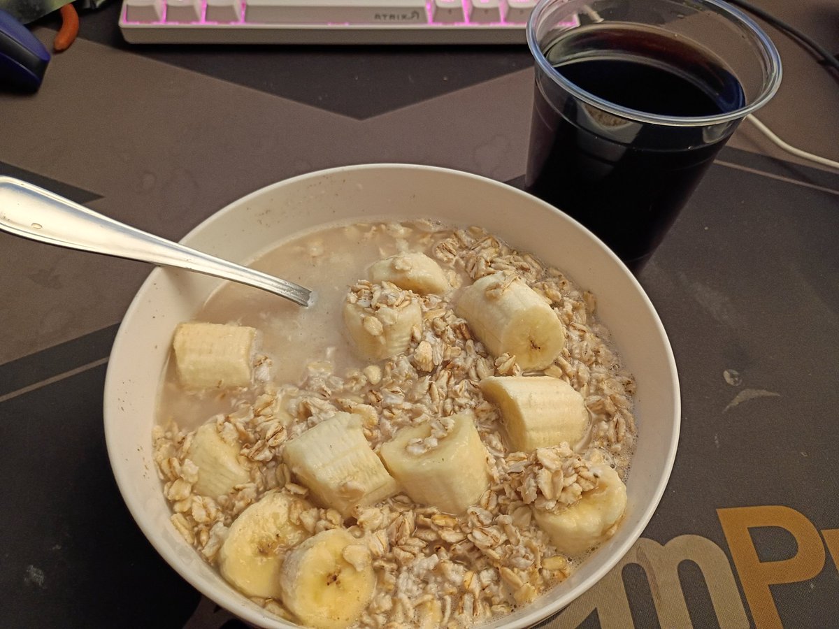 Cake_Kee_'s tweet photo. Good morning 😴💤🥱 .
Oatmeal with banana 🍌
And coffee .
. It's about 4:18 am now in Arizona
#arizonamorning
#nativelife https://t.co/BAnXOsN0CK