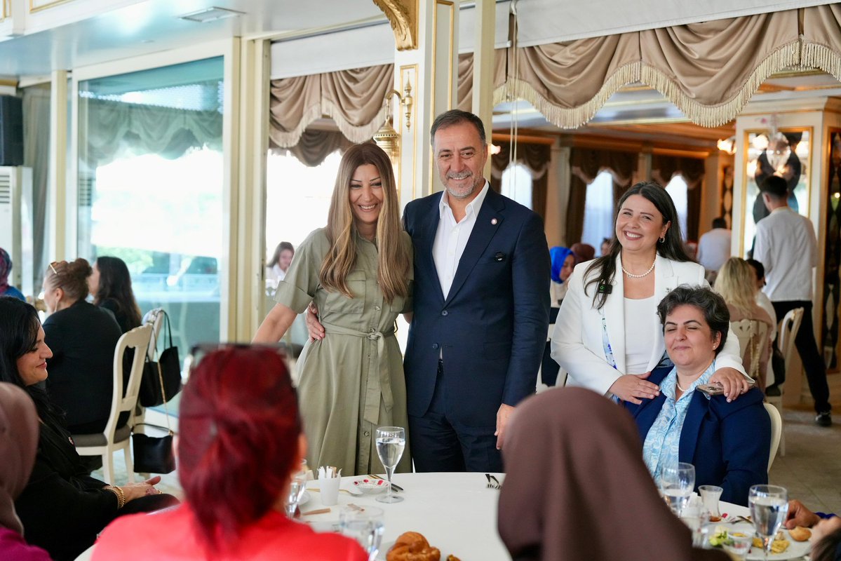 BBvolkanyilmaz's tweet photo. Yeni haftaya, bu sabah gerçekleştirdiğimiz ve üzerinde titizlikle durduğumuz bir programla başladık. 

Türk töresinin baş tacı olan kadınlarımızın İstanbul'da Hareket'e geçmesi için kollarımızı sıvadık, önümüzdeki günlerdeki çalışmalarımızı programladık.

“Söz Kadınlarımızda” temalı programımıza iştirak eden değerli eşim Ezgi Hanım'a ve İstanbulumuzun 39 ilçesinden toplantımıza iştirak ederek bizlere güç veren tüm hanımefendilere teşekkürlerimi sunarım.

Kıymetli hanımefendiler,
Sizlerle çok ve büyük işler başaracağımıza inancım tamdır. İyi ki varsınız. 🇹🇷