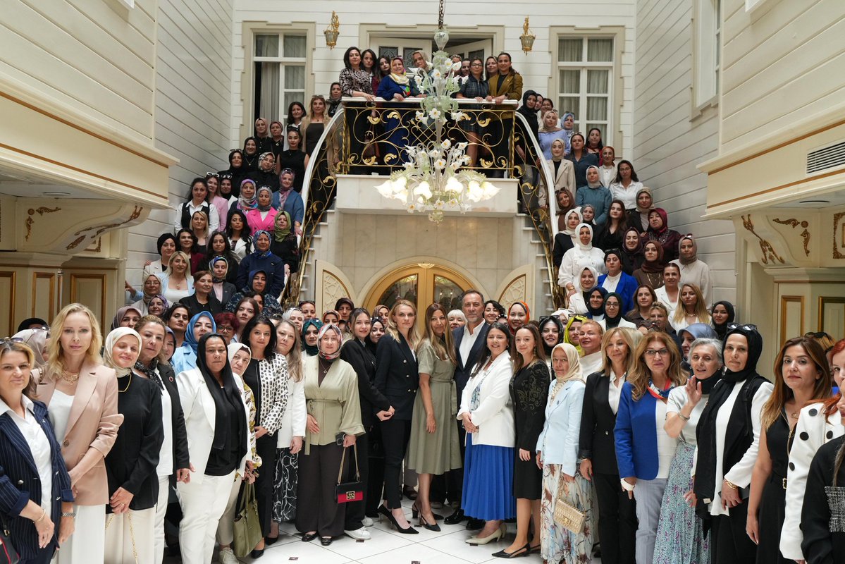 BBvolkanyilmaz's tweet photo. Yeni haftaya, bu sabah gerçekleştirdiğimiz ve üzerinde titizlikle durduğumuz bir programla başladık. 

Türk töresinin baş tacı olan kadınlarımızın İstanbul'da Hareket'e geçmesi için kollarımızı sıvadık, önümüzdeki günlerdeki çalışmalarımızı programladık.

“Söz Kadınlarımızda” temalı programımıza iştirak eden değerli eşim Ezgi Hanım'a ve İstanbulumuzun 39 ilçesinden toplantımıza iştirak ederek bizlere güç veren tüm hanımefendilere teşekkürlerimi sunarım.

Kıymetli hanımefendiler,
Sizlerle çok ve büyük işler başaracağımıza inancım tamdır. İyi ki varsınız. 🇹🇷