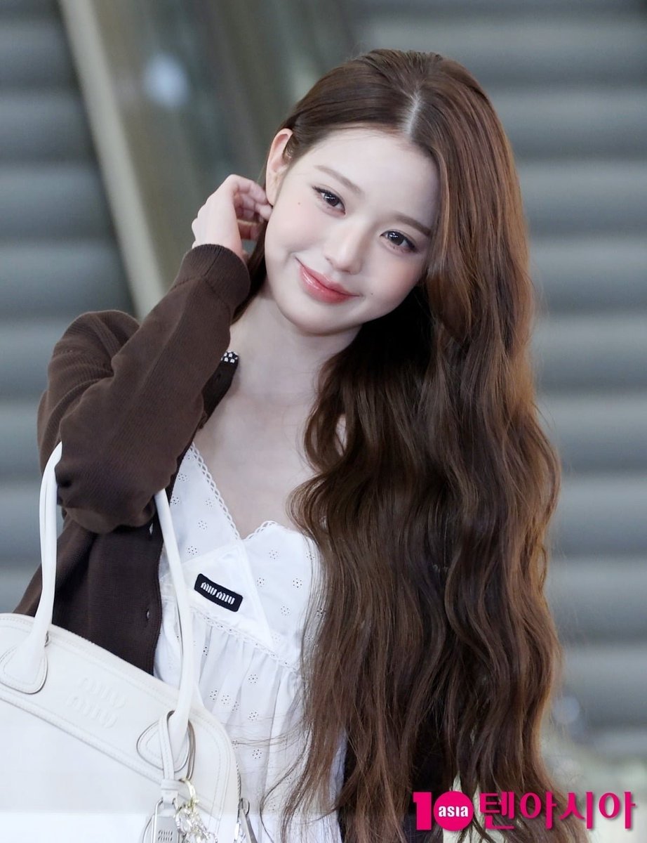 DiveBasee's tweet photo. Statement from an official representative of the Korea Airports Corporation

-Looking at the video, didn't Jang Wonyoung take off her mask twice? There is no need to remove her hat completely either. It is sufficient for the staff member to determine the person and passport match https://t.co/NfcdBm8I2z