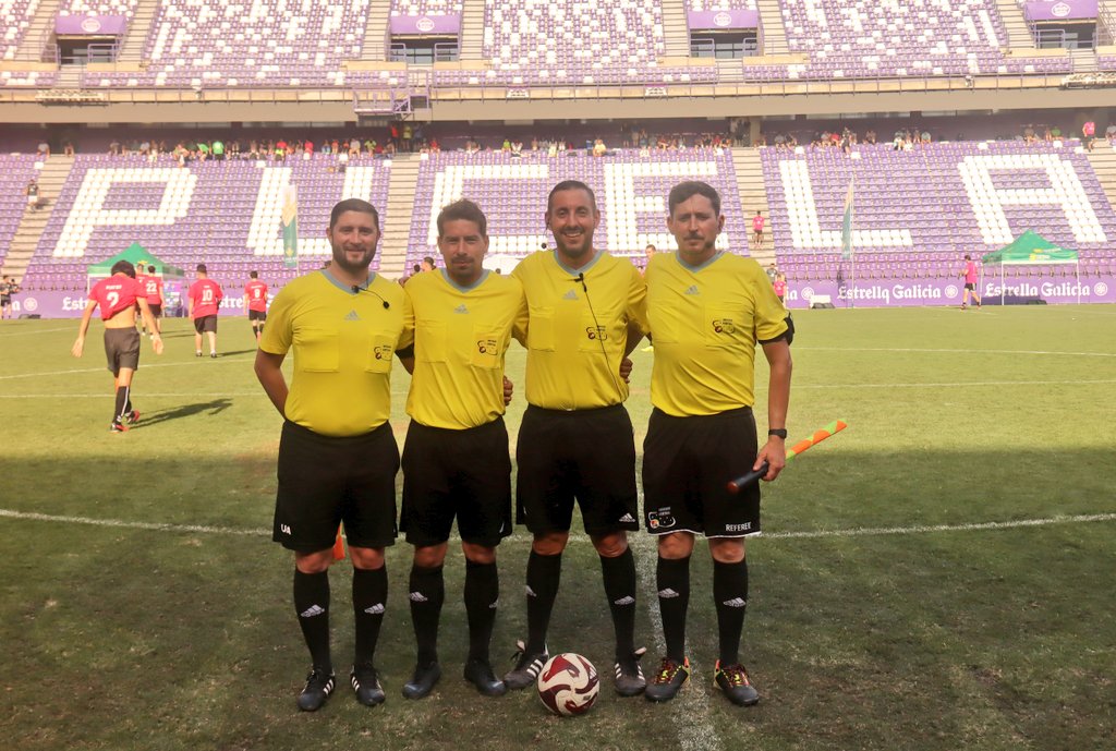 IsmaelGH85's tweet photo. 🟨 🟥 Mención especial para los compañeros de @UArbitral y la difícil tarea de ser amables jueces, rebajar la tensión y contagiar el buen rollo en el campo.
🏟️ Al veros en acción reconozco que eché un poco de menos mis años de arbitraje, aunque yo no era tan bueno😜 https://t.co/2nPMN5zCul
