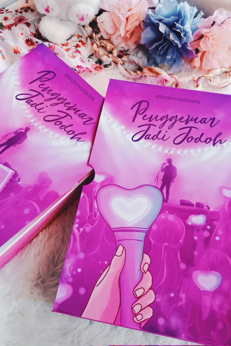 Lovaren_'s tweet photo. ˚ ʚɞ˚ ༘✿ ♡ ⋆｡˚

🎙️🎶 Penggemar Jadi Jodoh by Sitirahmadantis
📍 498 halaman

Sebagai yang juga fangirl, saatnya aku halu lewat buku ini 😳

—utas proses bacaku✨ https://t.co/3QIcGlJVqn
