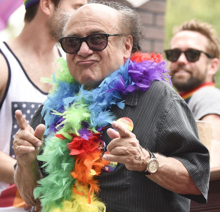 xiuxiuforlife_'s tweet photo. Uno viene su questo social per distrarsi e ogni volta si ritrova le stesse polemiche trite e ritrite, che palle🙄 
Vabbè ecco Danny DeVito al pride ciao https://t.co/6sRIXinCtE