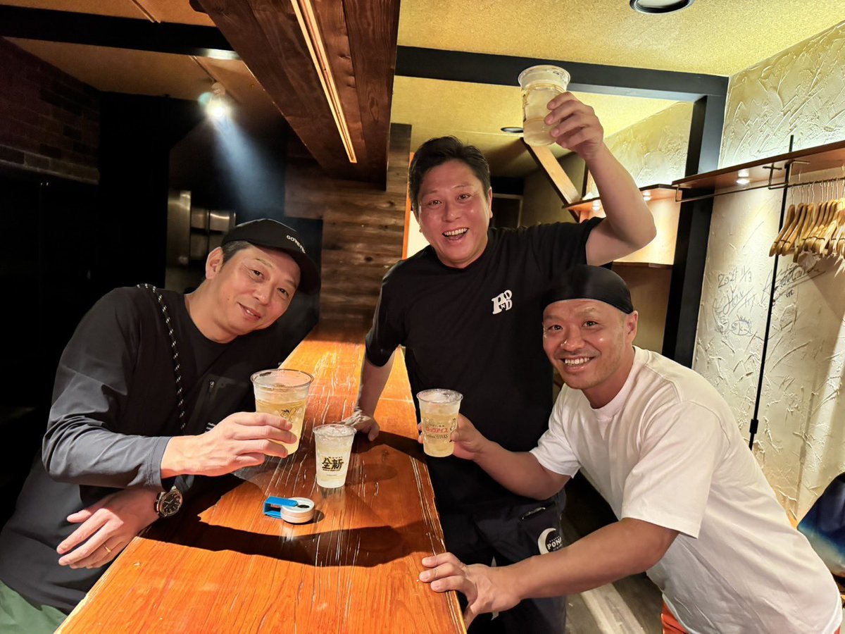 kenpesss's tweet photo. 『Lug Time』
引き渡し前の、最後の夜。
本当に最後の一杯。
何にもなくなった店内で、缶酎ハイでの乾杯。
感慨深く、素敵な夜でした。
名残り惜しいけれど、これが本当の「サイデーラ（Saideira）」。
大さん、7年間本当にお疲れ様でした。
次は俺の知らない土地で、また朝まで飲ませてくださいね！ https://t.co/pSWDGK5tD8