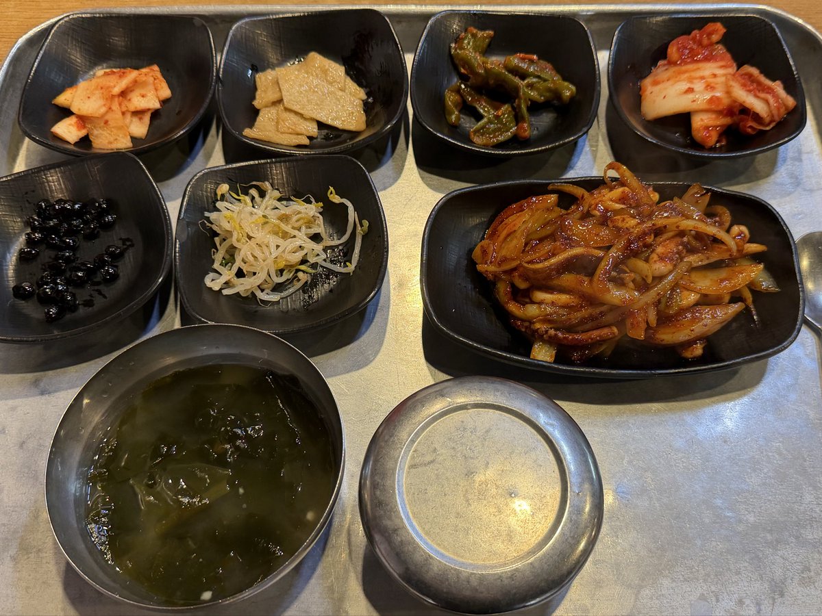 misa33lu's tweet photo. 仕事のお昼休憩で頻繁に行くシンノンヒョンにある定食屋🇰🇷
ここのオジンオポックム(イカ炒め)が毎回感動するほど美味しいのでカンナム付近でご飯迷うって方にオススメしたい。

1人で入りやすいお店なので
肌管理後の空き時間とか提供も早いから時間ない時にパパッと食事したい方ぜひ💁🏻‍♀️

ちなみに24時間営業ですが16:00〜17:00頃はブレイクタイムの時もあるのでお気をつけて
(ブレイクタイムとってない日もある)

11,000ウォンです

📍[네이버지도]
진미식당
서울 서초구 강남대로83길 18 
https://t.co/Jg3srK3p5o