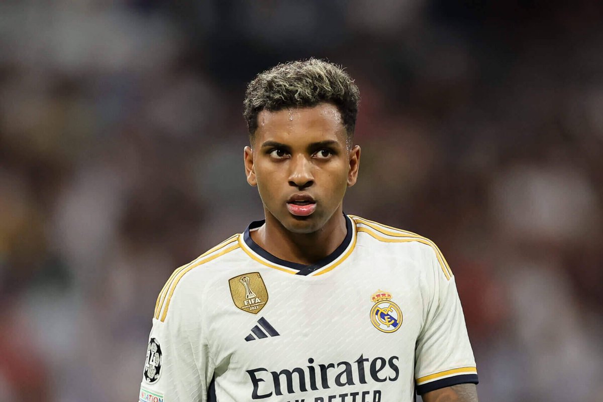 BasemAlabbasi's tweet photo. 🔥🚨 تطورات ساخنة بين الإنتر وريال مدريد… والسوق بدأ يشتعل!

في كواليس اللقاء الذي جمع إدارة إنتر ميلان وريال مدريد في مدريد، لم يكن الحديث عاديًا… بل فتح الباب لسيناريوهات نارية في الميركاتو 👀

✅ وفقًا للتقارير، تم طرح عدة أسماء كبيرة على الطاولة:

🇦🇷 فرانكو ماستانتونو
🇧🇷 رودريغو
🇧🇷 إندريك

ورغم عدم وجود مفاوضات رسمية حتى الآن، إلا أن إنتر يترقب الفرص ويُراقب الوضع عن قرب 🔍 

💥 المفاجأة الأكبر؟ التقارير تشير إلى أن:

كامافينغا قد يكون في طريقه لمغادرة ريال مدريد
واللاعب بالفعل ضمن قائمة اهتمامات إنتر لتعزيز خط الوسط ⚡

📊 الصورة الحالية:

ماستانتونو يواجه منافسة قوية وقد يخرج على سبيل الإعارة
رودريغو اسمه متداول بدون تحركات رسمية
كامافينغا هدف حقيقي… لكن الصفقة معقدة ماليًا 💰 

🎯 الخلاصة: العلاقة القوية بين إنتر وريال مدريد قد تتحول إلى صفقات كبرى هذا الصيف… والسوق قد يشهد مفاجآت غير متوقعة في أي لحظة!

#Inter #RealMadrid #Mercato #SerieA #LaLiga