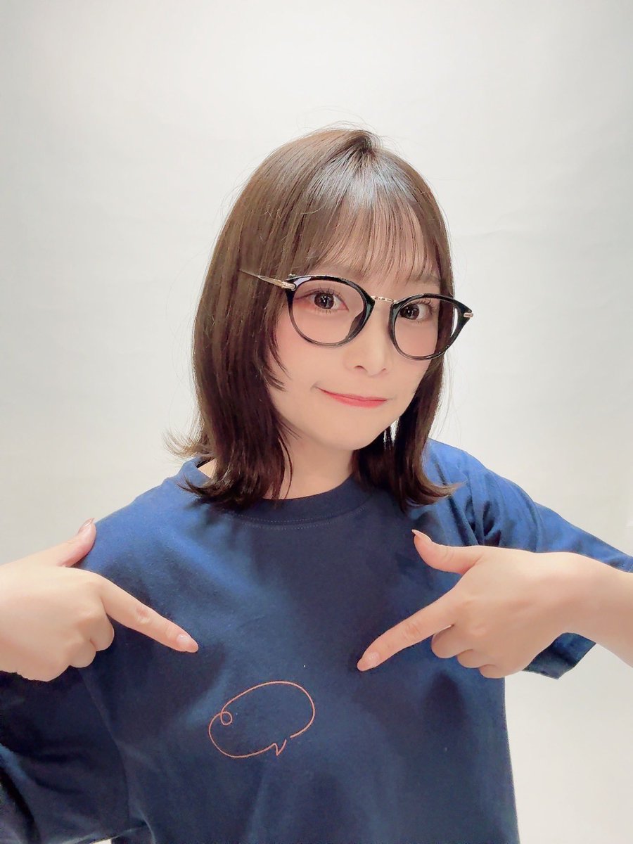 koyamamomoyo's tweet photo. ＼#LIVERTINEAGE ✖️小山百代／

コラボアイテムは完全受注生産！
夏に向けてTシャツは必須アイテム〜！

画像での私の着用カラーは
ホワイト(XL)とインディゴ(M)✊🏻🎶

🔻詳細＆購入🔻
https://t.co/FaIjLQ2TGp https://t.co/TXNpvVu3ZZ