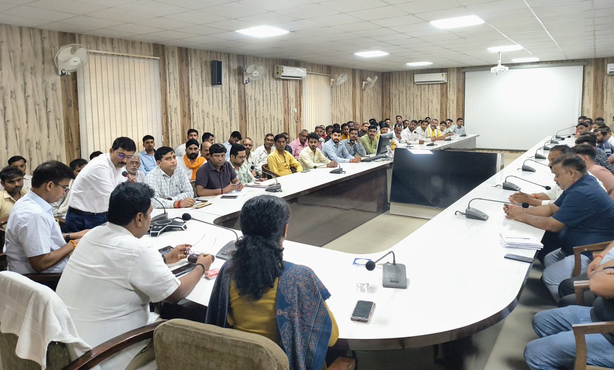 dm_sitapur's tweet photo. जनपद के कृषकों को निर्धारित दरों पर उर्वरक उपलब्ध कराने एवं 15 जून 2026 से ऑनलाइन बुकिंग के माध्यम से उर्वरक वितरण व्यवस्था के संबंध में समस्त फुटकर उर्वरक विक्रेताओं के साथ समीक्षा आयोजित की गई। बैठक में सुचारु वितरण एवं पारदर्शी बिक्री सुनिश्चित करने हेतु आवश्यक निर्देश दिए गए। https://t.co/goGKqL3OgJ