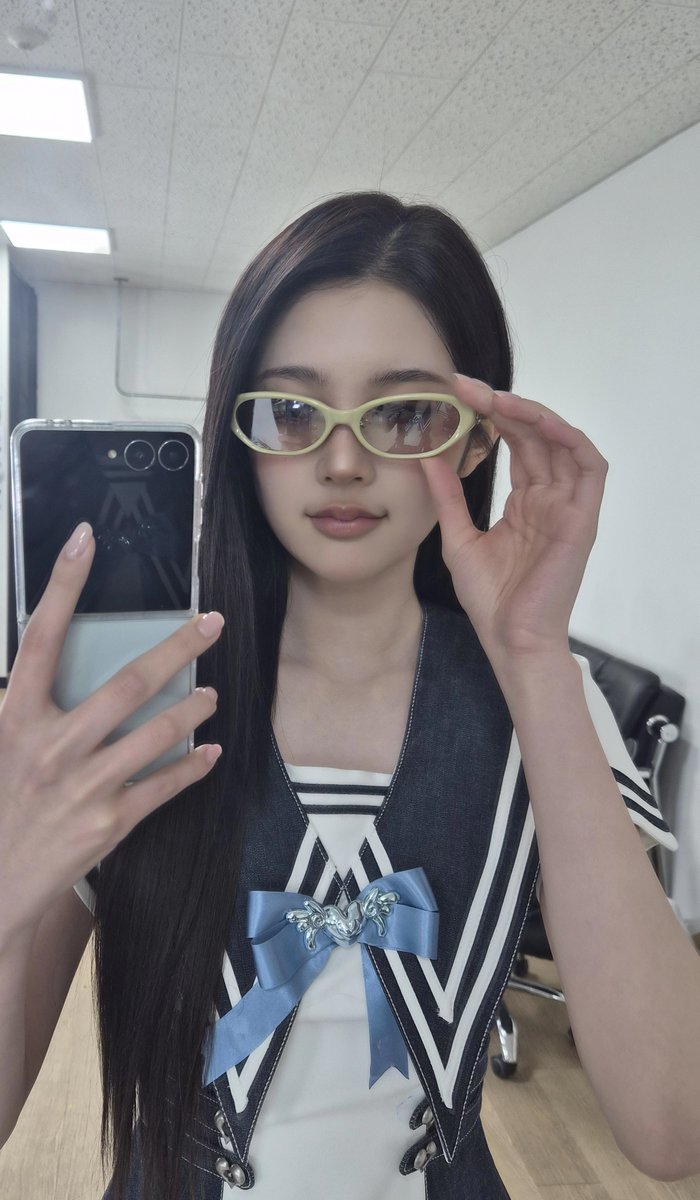 dnwkna's tweet photo. 안경에 다 비치는 게 최종 바보 같음 https://t.co/bW2dOiE1Qm